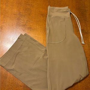 Align boot/flare pants with drawstring